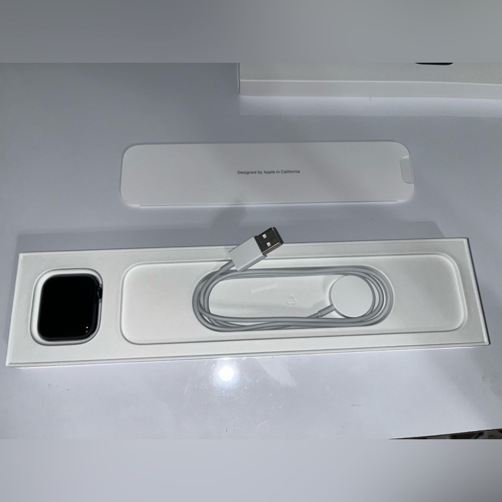 Apple Watch SE Space Grey Aluminum Case Black Sport Band 40mm